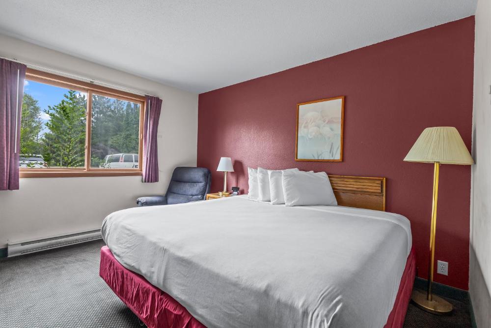 Queen Bed Accessible Non-Smoking interior
